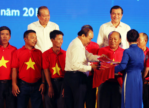 Kỷ niệm một năm chương trình “Một triệu lá cờ Tổ quốc cùng ngư dân bám biển”: Khơi dậy tinh thần yêu nước