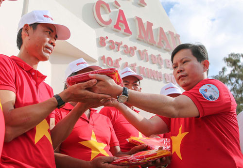 Kỷ niệm một năm chương tr&igrave;nh &ldquo;Một triệu l&aacute; cờ Tổ quốc c&ugrave;ng ngư d&acirc;n b&aacute;m biển&rdquo;: Khơi dậy tinh thần y&ecirc;u nước - Ảnh 2.