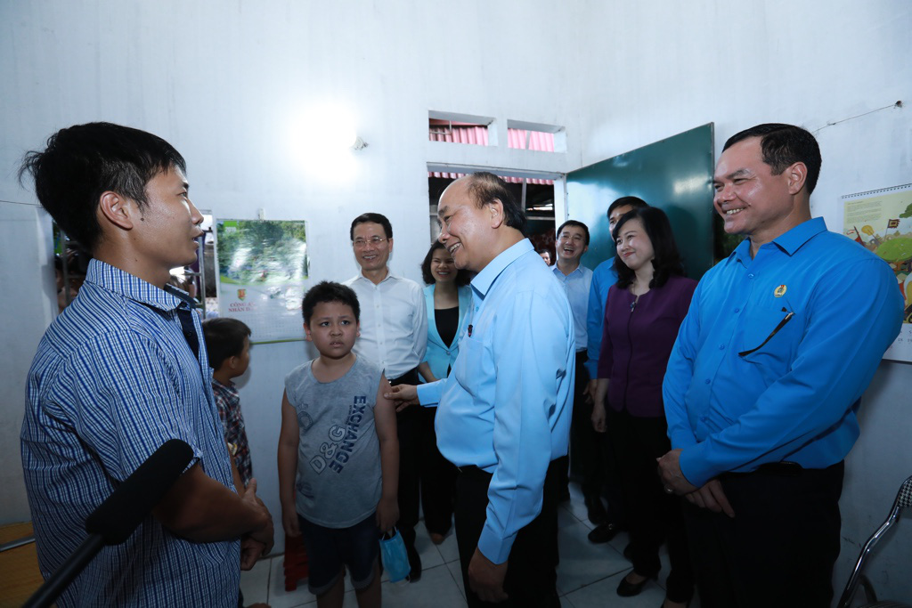Thủ tướng Nguyễn Xuân Phúc thăm hỏi, động viên công nhân, người lao động tại Bắc Ninh - Ảnh 4.