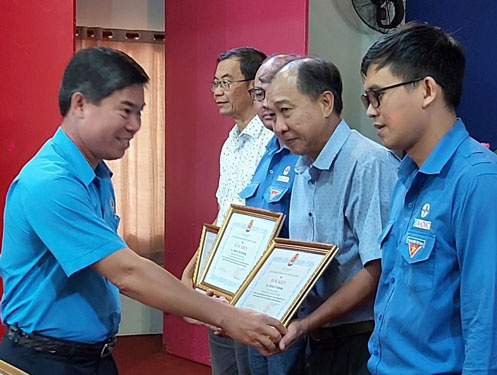 Gắn biển công trình chào mừng Đại hội Đảng các cấp