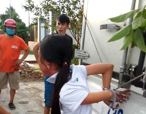 Mẹ trói tay con gái 11 tuổi của mình vào thùng xe tải đánh đập để… "phạt trộm"