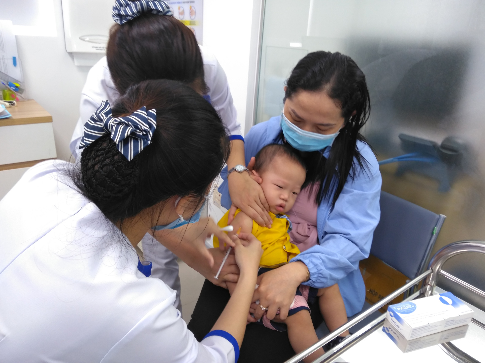 TP HCM: C&oacute; nơi ti&ecirc;m chủng cho trẻ c&aacute;c huyện v&ugrave;ng s&ocirc;ng nước - Ảnh 1.
