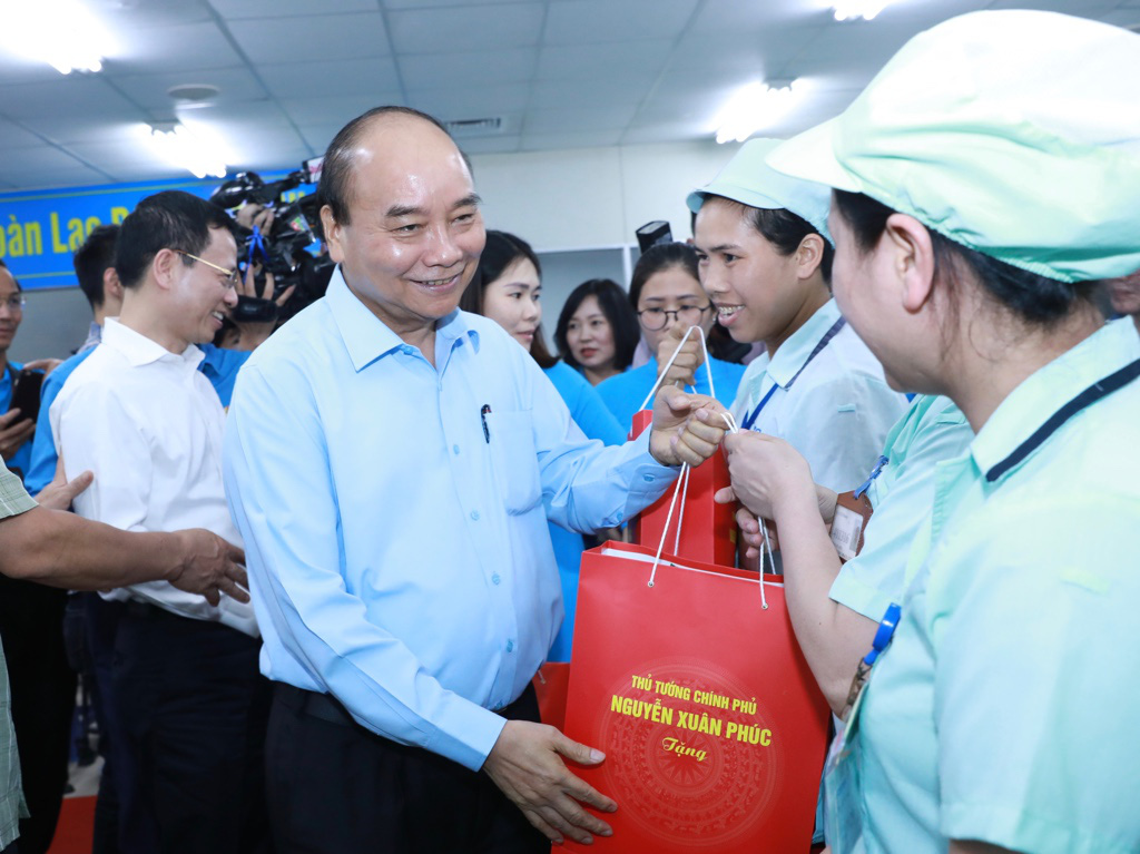 Thủ tướng thăm hỏi, động viên công nhân, người lao động tại Bắc Ninh