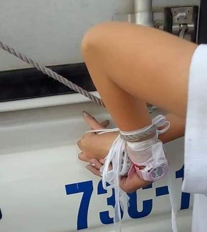 Mẹ tr&oacute;i tay con g&aacute;i 11 tuổi của m&igrave;nh v&agrave;o th&ugrave;ng xe tải đ&aacute;nh đập để&hellip; phạt trộm - Ảnh 2.