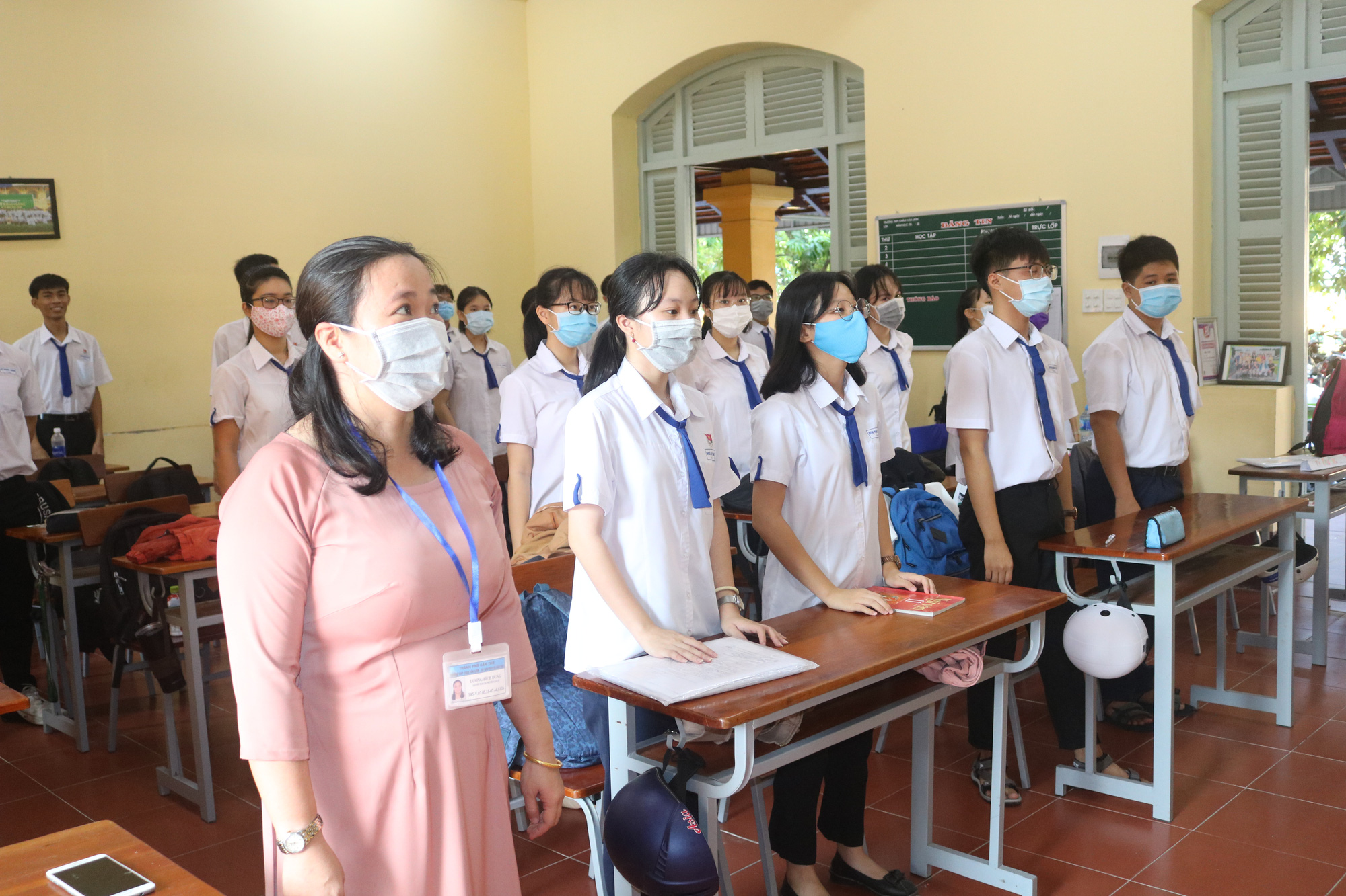 Học sinh khắp nơi háo hức trở lại trường - Ảnh 2.