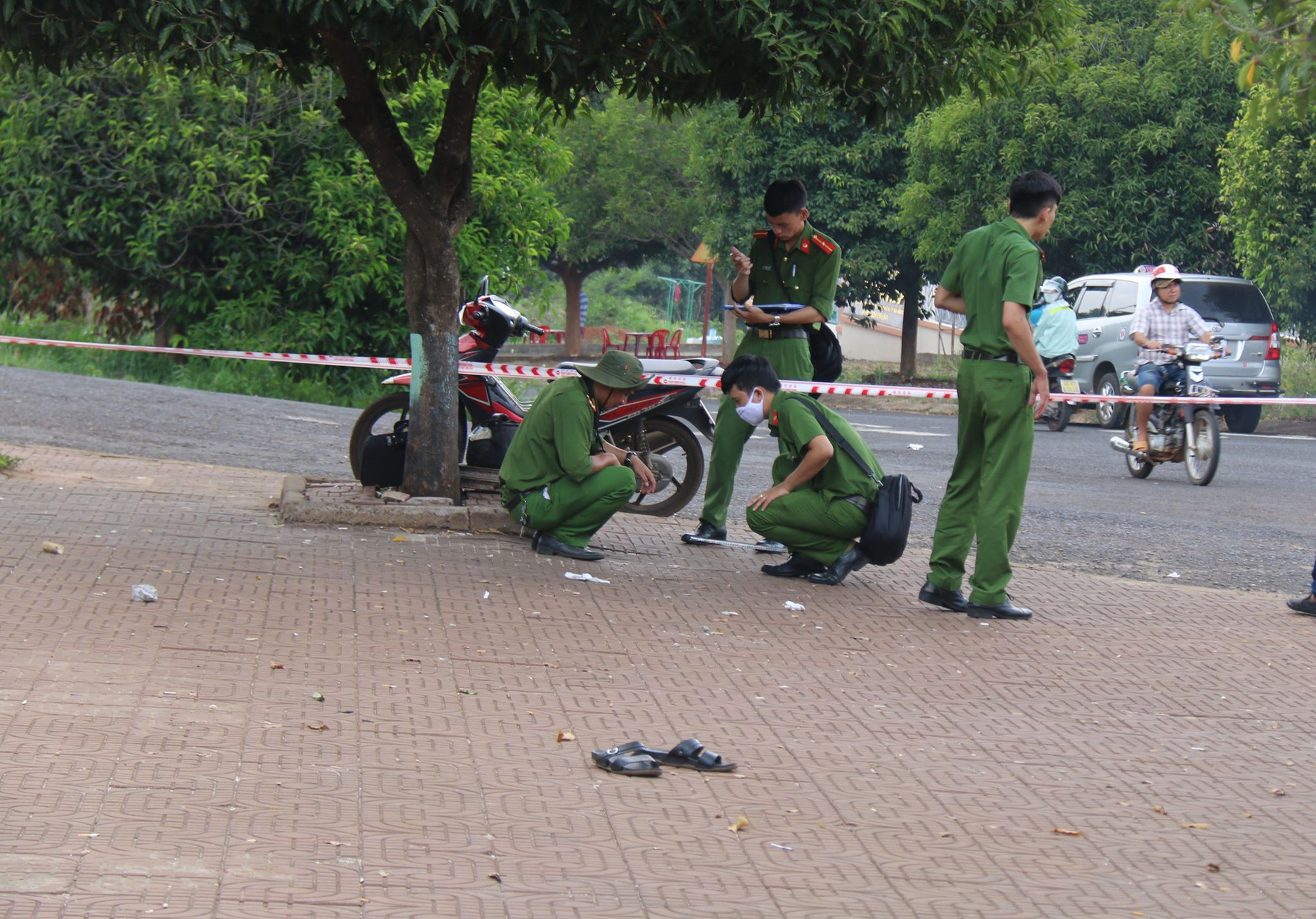 T&agrave;i xế taxi đ&acirc;m chết đồng nghiệp nghi do gi&agrave;nh kh&aacute;ch - Ảnh 2.