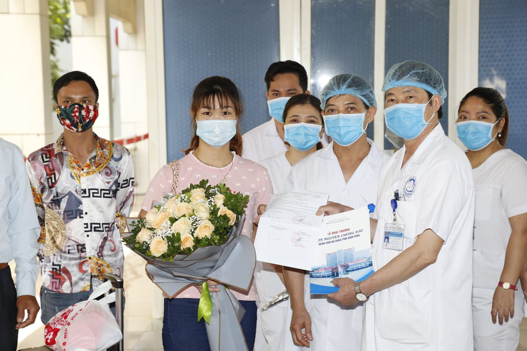 Nữ bệnh nh&acirc;n 166 xuất viện sau 4 lần &acirc;m t&iacute;nh với SARS-CoV-2 - Ảnh 1.