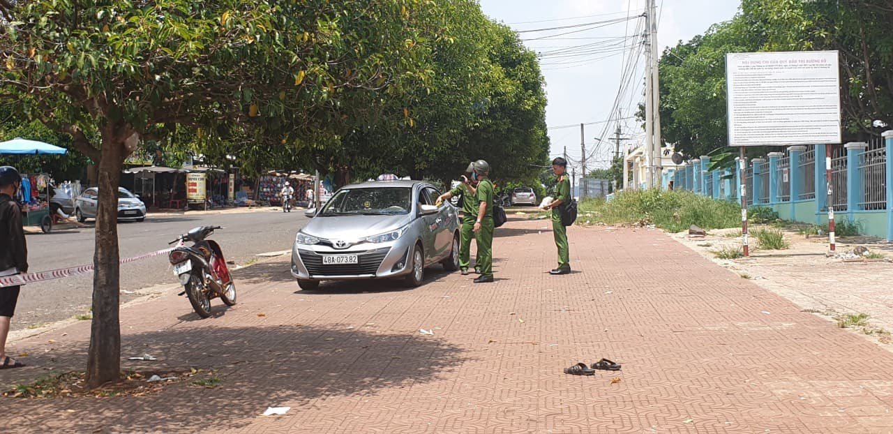 T&agrave;i xế taxi đ&acirc;m chết đồng nghiệp nghi do gi&agrave;nh kh&aacute;ch - Ảnh 1.