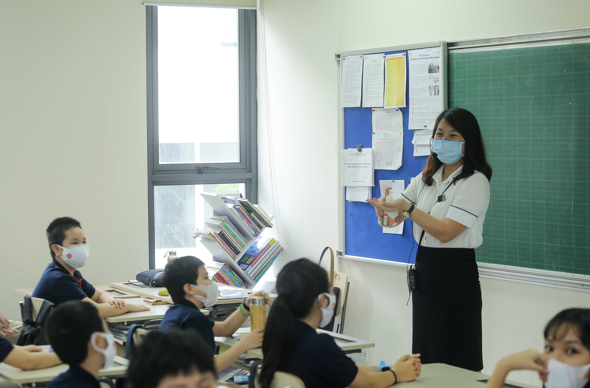 CLIP: Thầy, c&ocirc; vẫy tay ch&agrave;o học sinh trong ng&agrave;y trở lại trường - Ảnh 16.