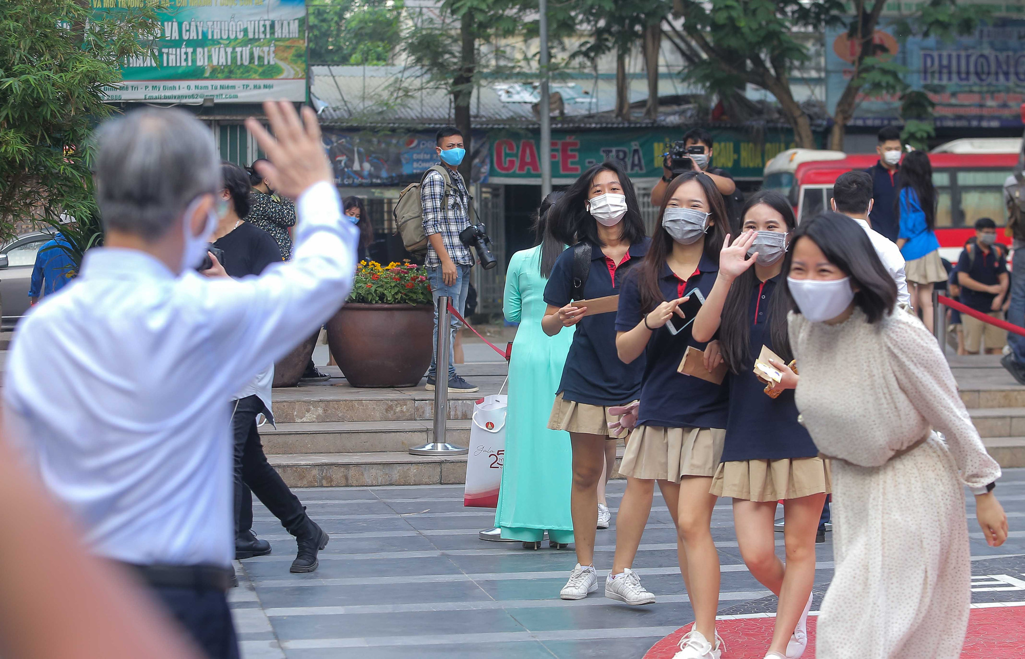 CLIP: Thầy, cô vẫy tay chào học sinh trong ngày trở lại trường