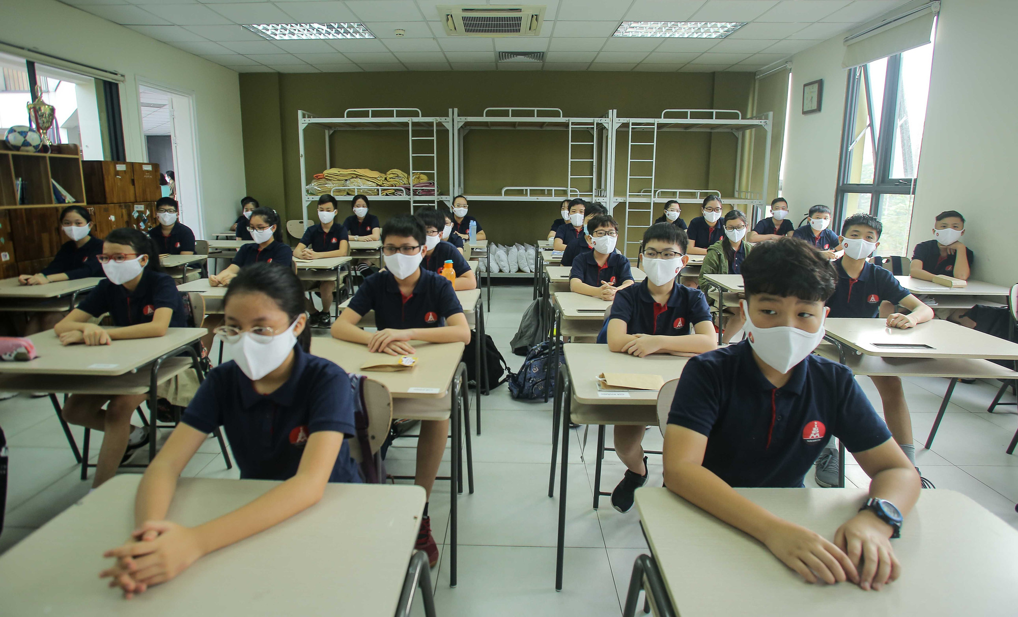 CLIP: Thầy, c&ocirc; vẫy tay ch&agrave;o học sinh trong ng&agrave;y trở lại trường - Ảnh 15.