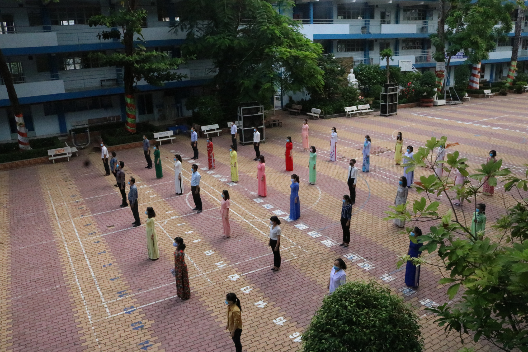 150.000 học sinh lớp 9, 12 của TP HCM náo nức trở lại trường