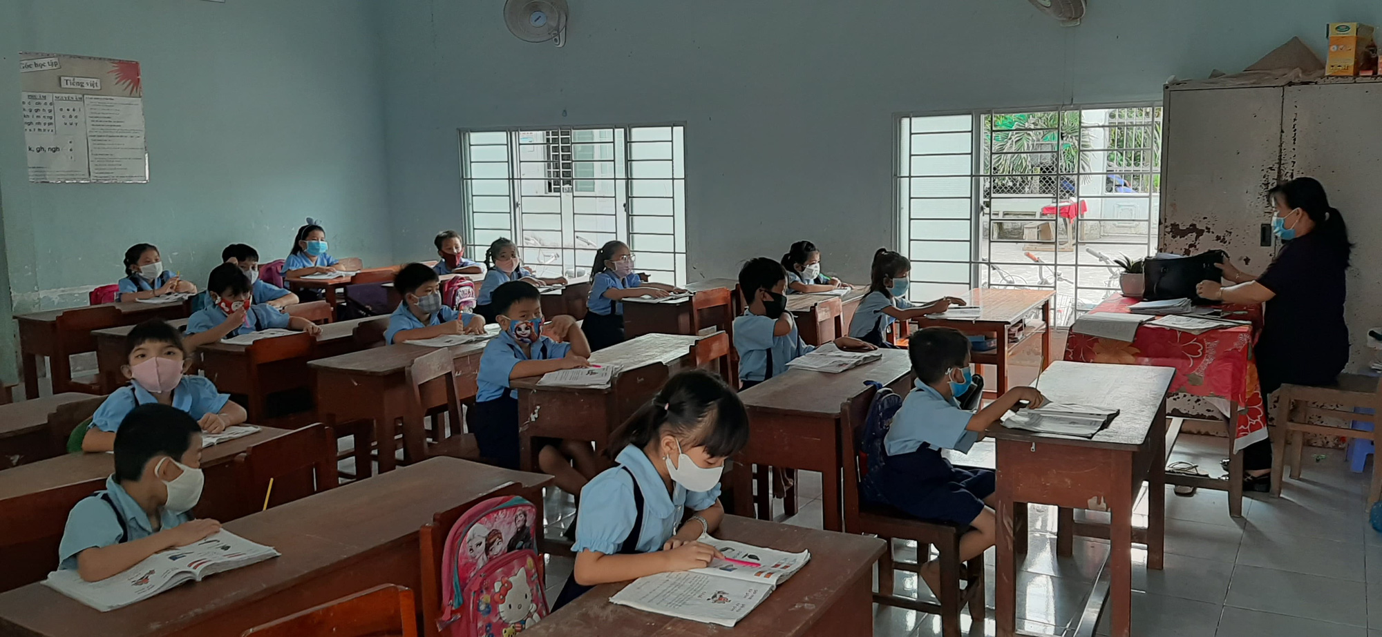 Học sinh khắp nơi háo hức trở lại trường - Ảnh 3.