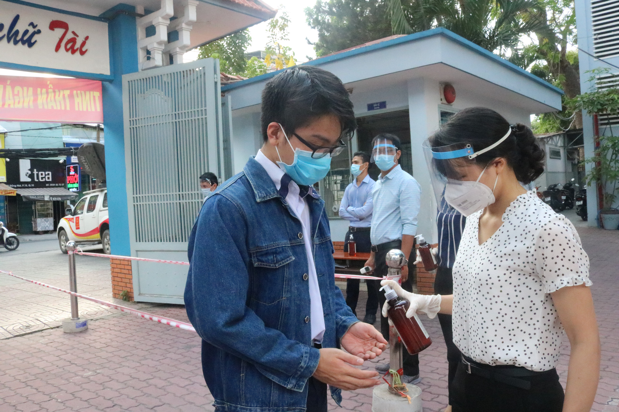 TP HCM: Một lớp nghỉ v&igrave; c&oacute; học sinh về từ v&ugrave;ng dịch Covid-19 ở Hải Dương - Ảnh 1.