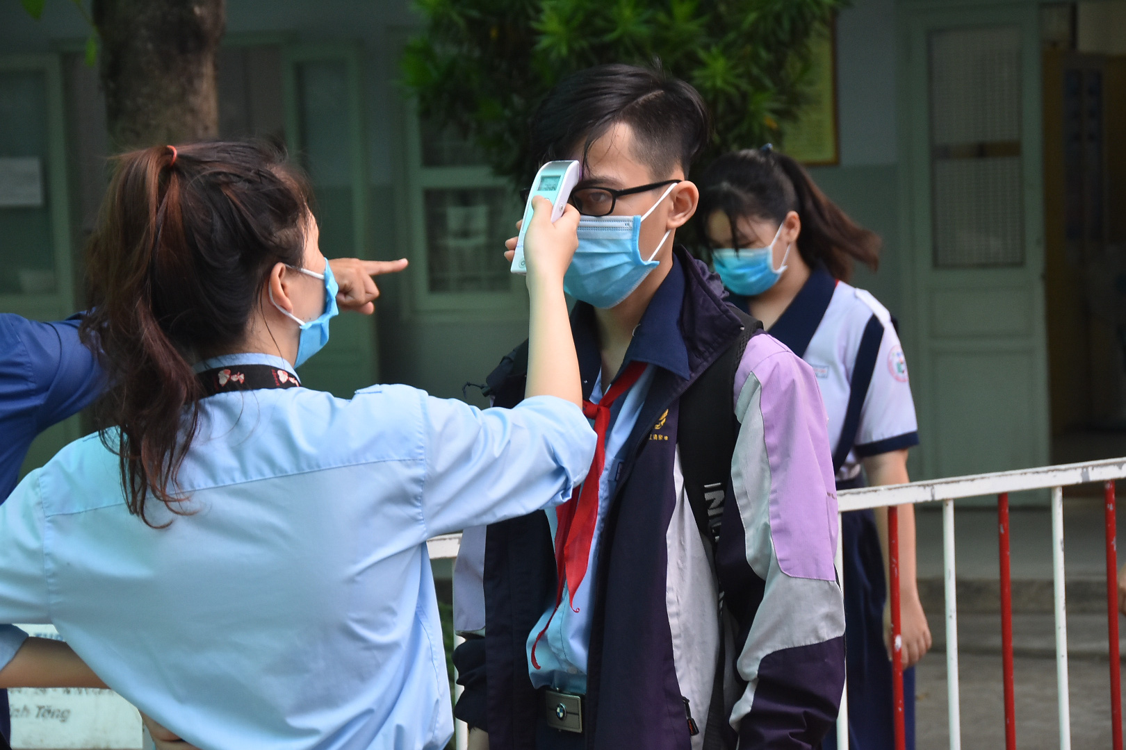 150.000 học sinh lớp 9, 12 của TP HCM náo nức trở lại trường - Ảnh 3.