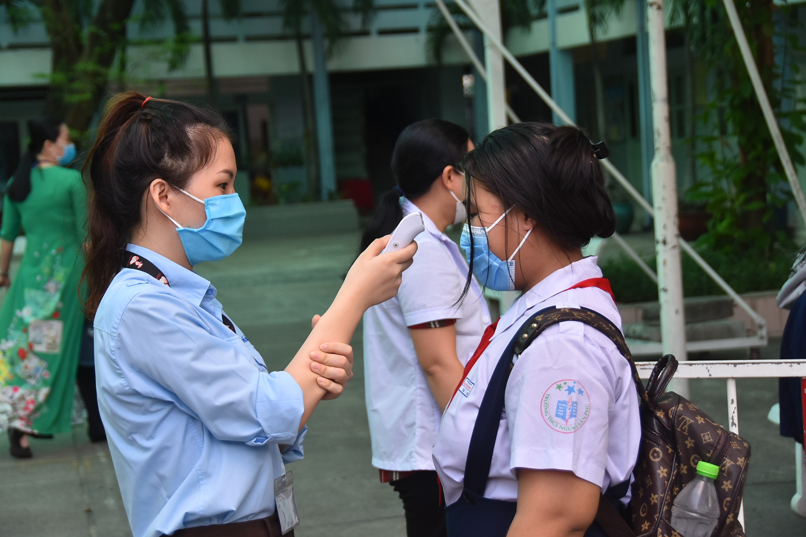 150.000 học sinh lớp 9, 12 của TP HCM náo nức trở lại trường - Ảnh 2.