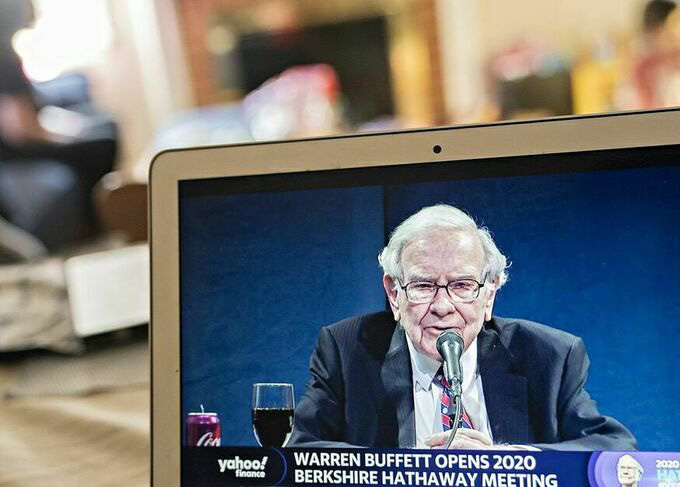 Những điều Warren Buffett khuy&ecirc;n nh&agrave; đầu tư trong đại dịch - Ảnh 1.