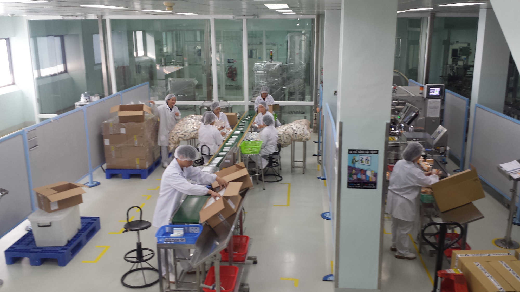 Nỗ lực l&agrave;m việc trong m&ugrave;a dịch Covid-19, c&ocirc;ng nh&acirc;n C&ocirc;ng ty CP Sanofi được thưởng 15% lương  - Ảnh 2.