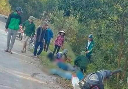 Xe máy chở 4 người tông cột mốc, 4 nữ sinh thương vong