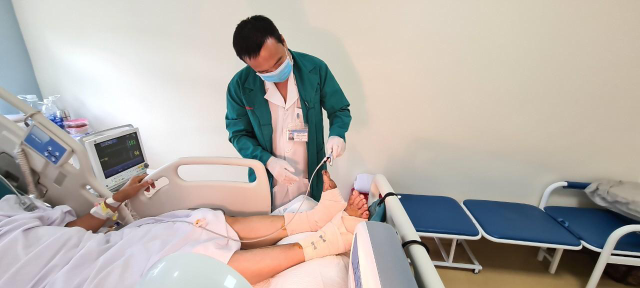 Nam c&ocirc;ng nh&acirc;n v&agrave;o viện với 2 b&agrave;n ch&acirc;n đựng trong bịch nilon - Ảnh 1.