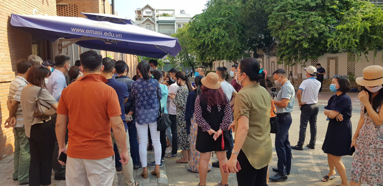 Mâu thuẫn học phí trực tuyến: Có thể kiện ra tòa