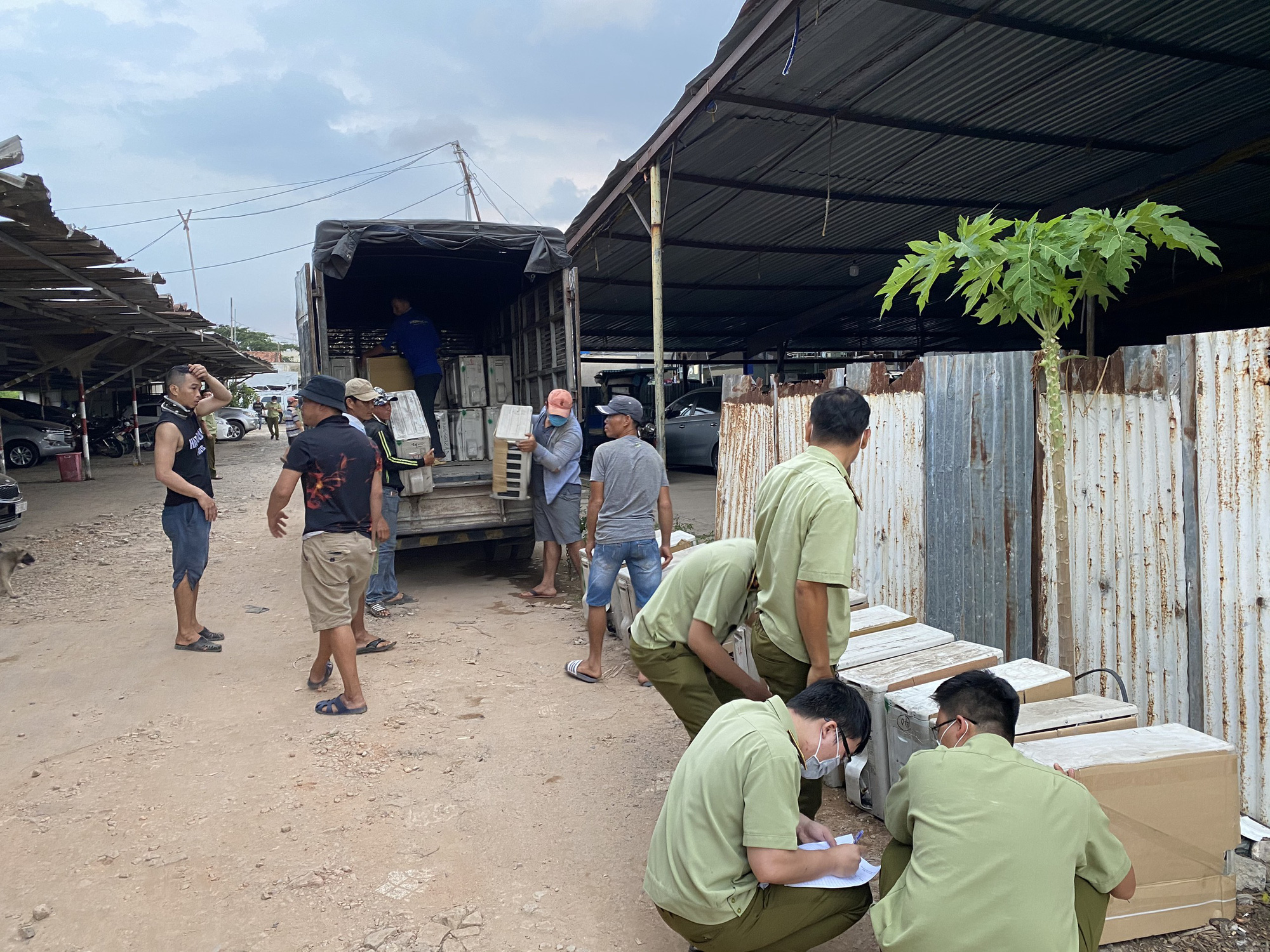 Đ&aacute;nh &uacute;p kho h&agrave;ng điện lạnh nhập lậu quy m&ocirc; lớn tại TP HCM - Ảnh 2.