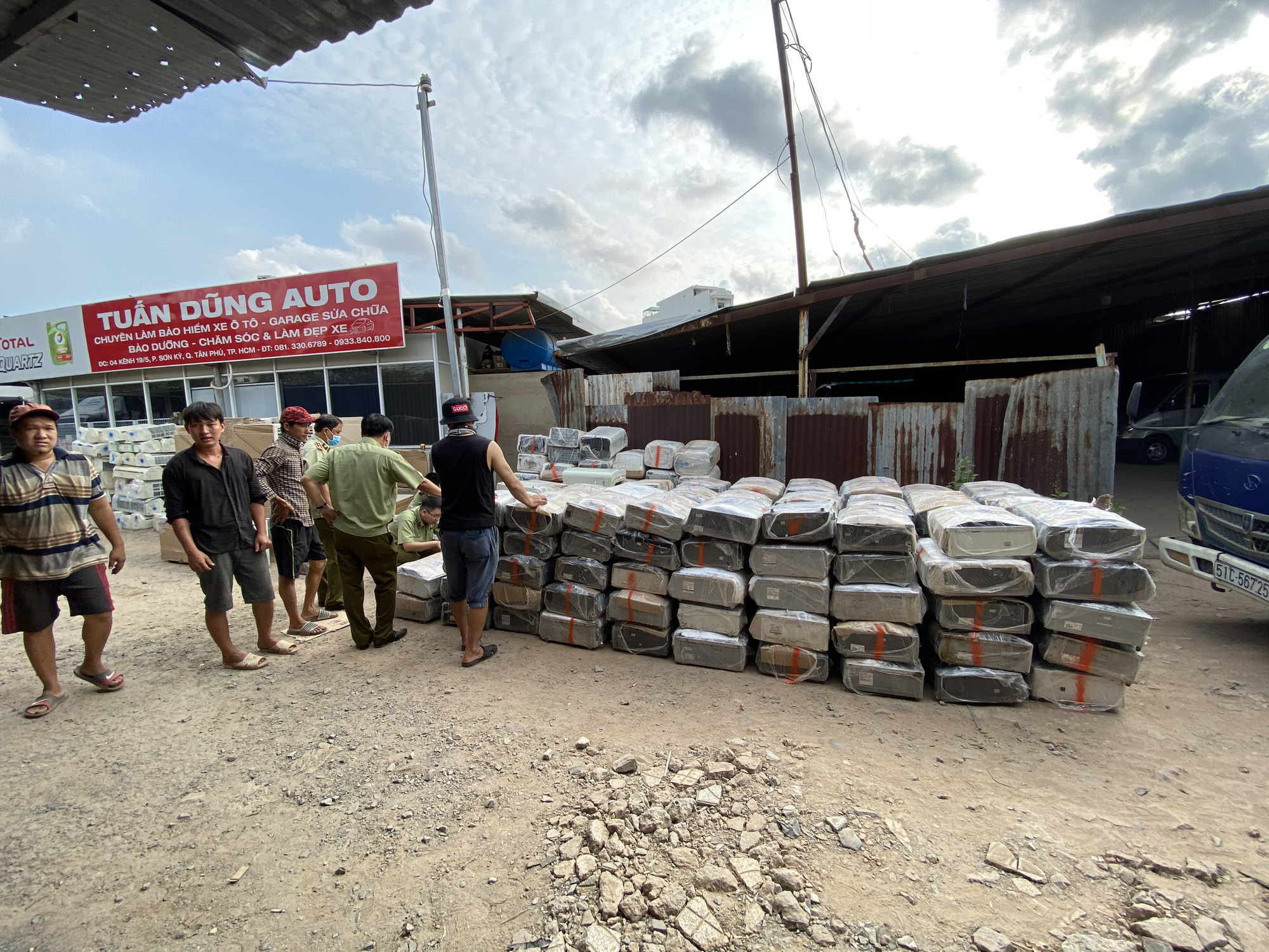 Đ&aacute;nh &uacute;p kho h&agrave;ng điện lạnh nhập lậu quy m&ocirc; lớn tại TP HCM - Ảnh 3.