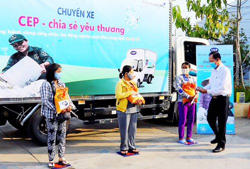 CEP Vĩnh Long: Trao gần 550 phần quà cho công nhân, lao động nghèo
