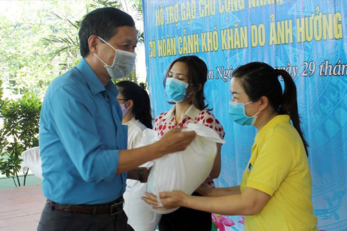 Hải Ph&ograve;ng: Gần 1,5 tỉ đồng hỗ trợ đo&agrave;n vi&ecirc;n - lao động - Ảnh 1.