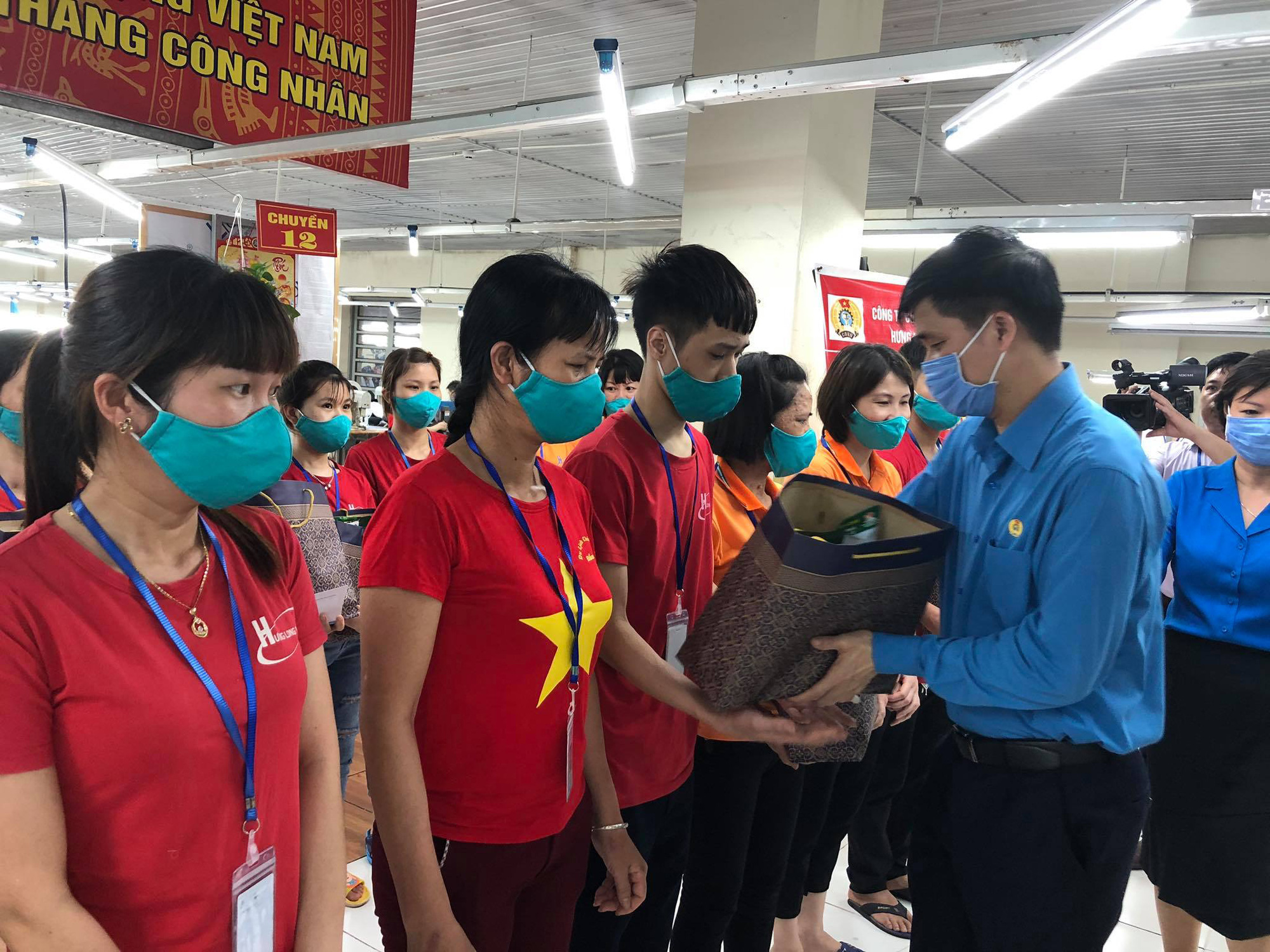 Lãnh đạo Tổng LĐLĐ Việt Nam thăm, tặng quà công nhân lao động tỉnh Hưng Yên