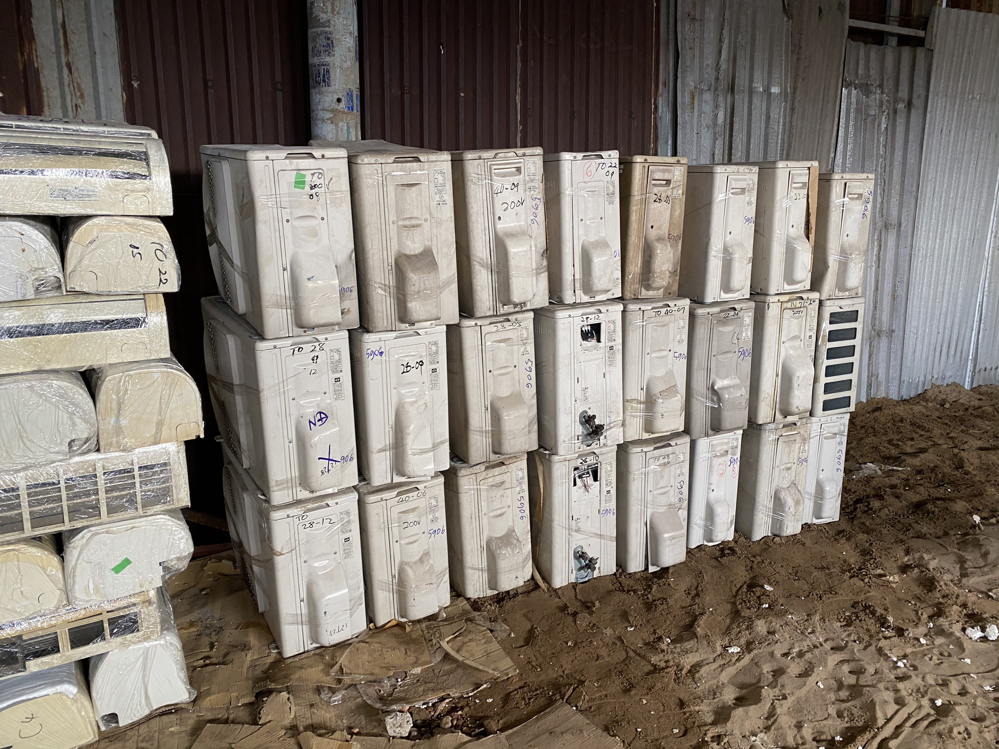 Đ&aacute;nh &uacute;p kho h&agrave;ng điện lạnh nhập lậu quy m&ocirc; lớn tại TP HCM - Ảnh 4.