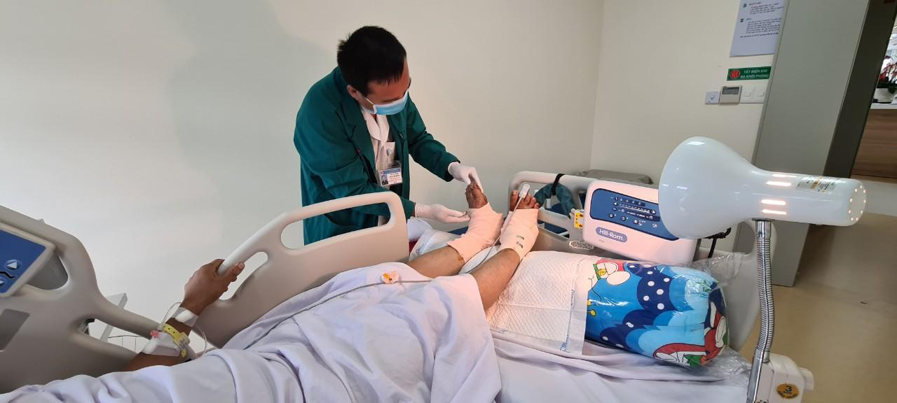 Nam công nhân vào viện với 2 bàn chân đựng trong túi nilon