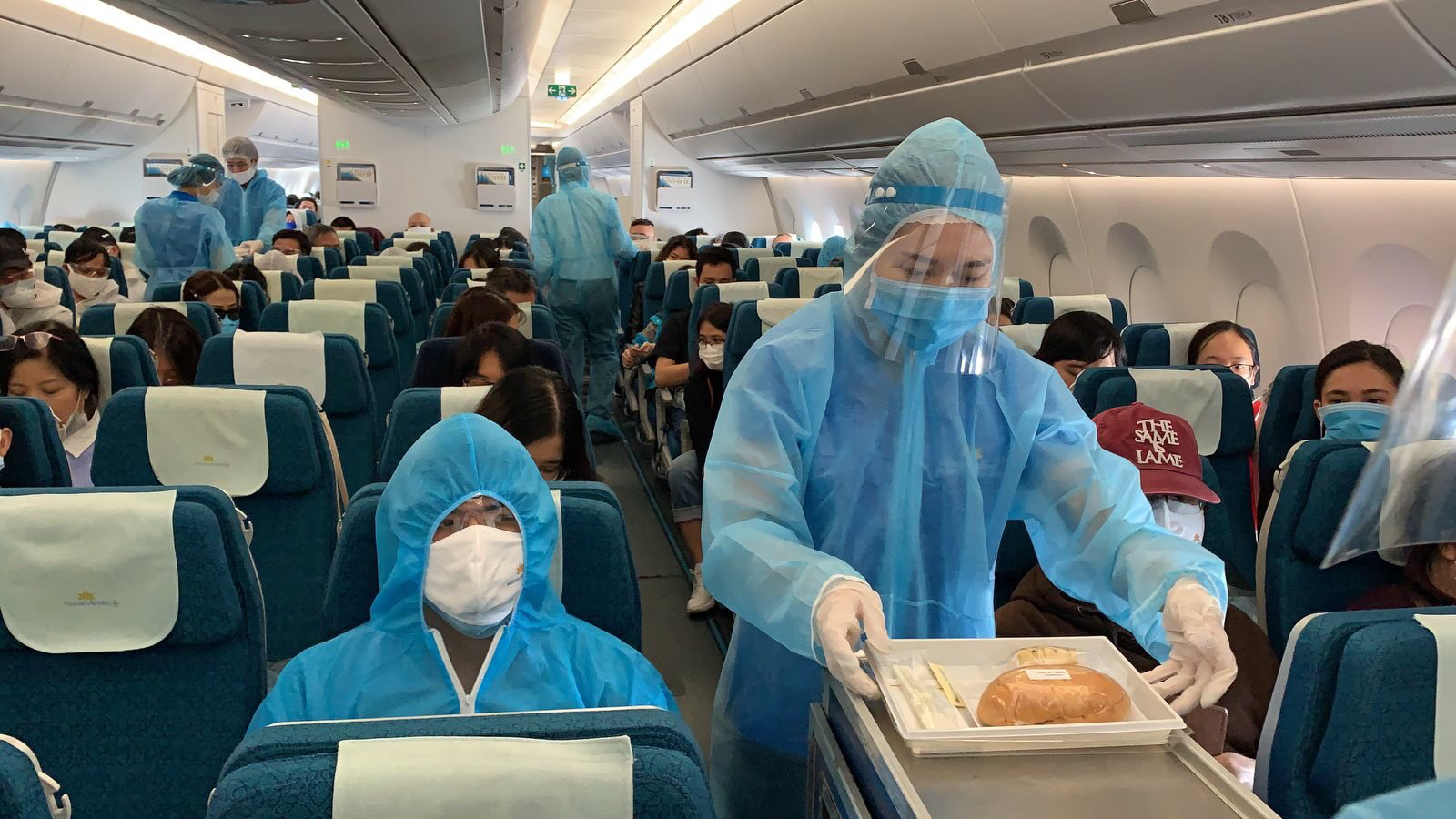 240 công dân Việt Nam từ Pháp về sân bay Vân Đồn