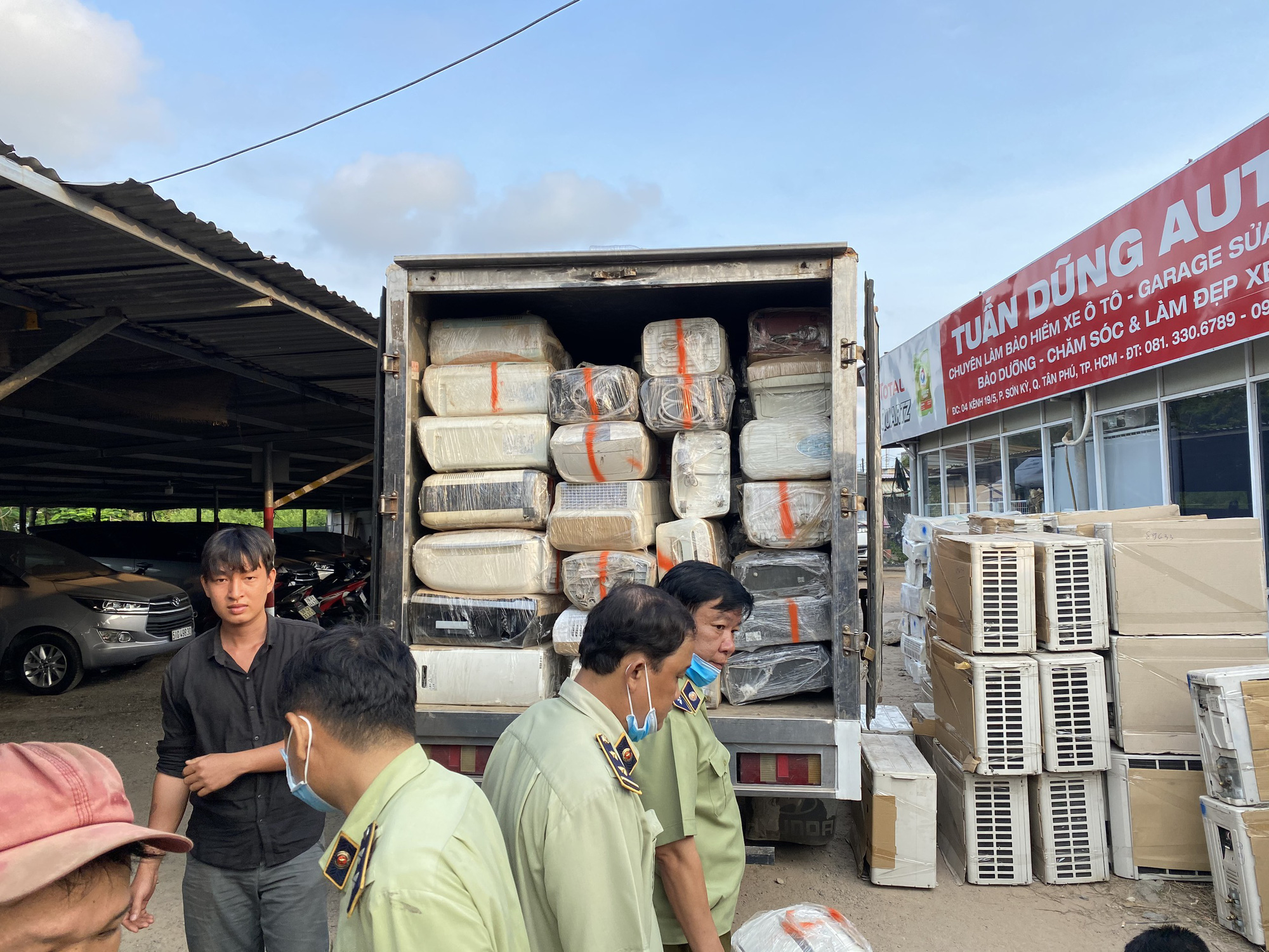 Đ&aacute;nh &uacute;p kho h&agrave;ng điện lạnh nhập lậu quy m&ocirc; lớn tại TP HCM - Ảnh 6.