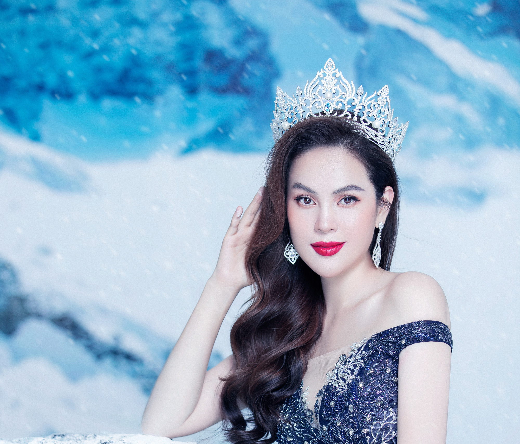 Phương Lê tung bộ ảnh đăng quang Hoa Hậu Quý Bà Hòa Bình Thế Giới 2017