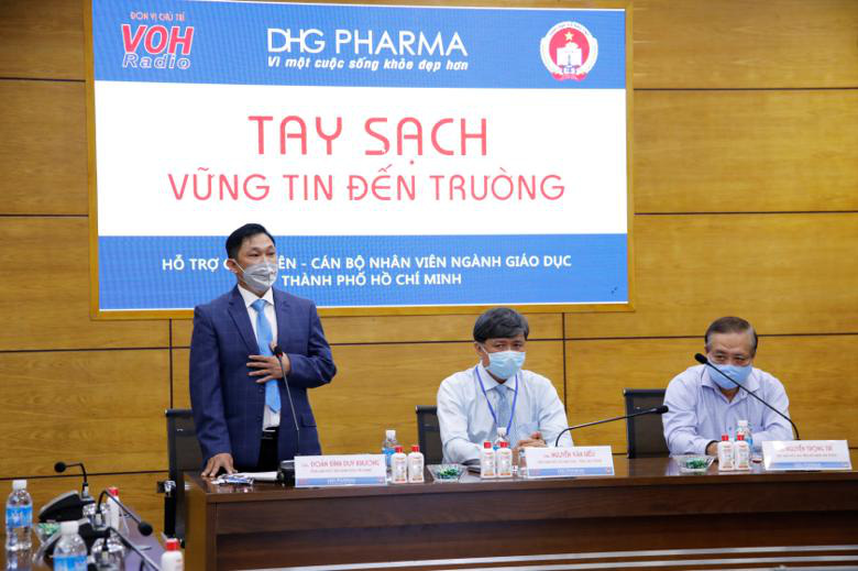 TP HCM: Giáo viên tiểu học được DHG Pharma tài trợ gel rửa tay phòng dịch - Ảnh 1.