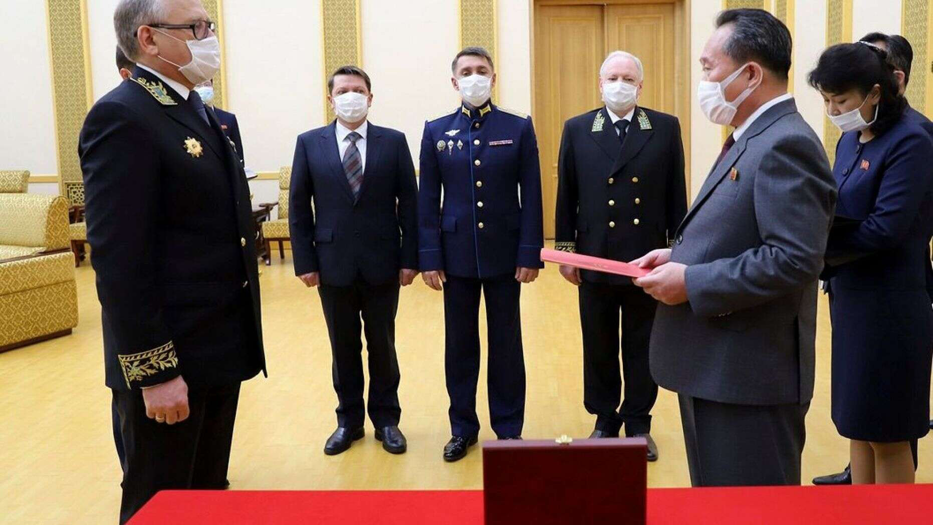 Tổng thống Putin trao kỷ niệm chương Thế chiến II cho Chủ tịch Kim Jong Un