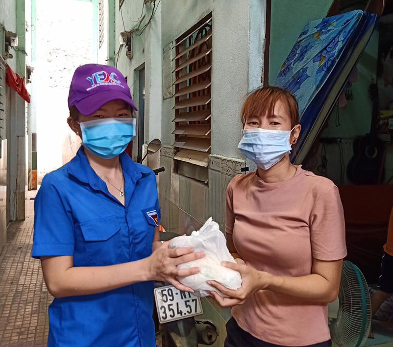 C&ocirc;ng nh&acirc;n ngh&egrave;o ấm l&ograve;ng giữa m&ugrave;a dịch - Ảnh 2.