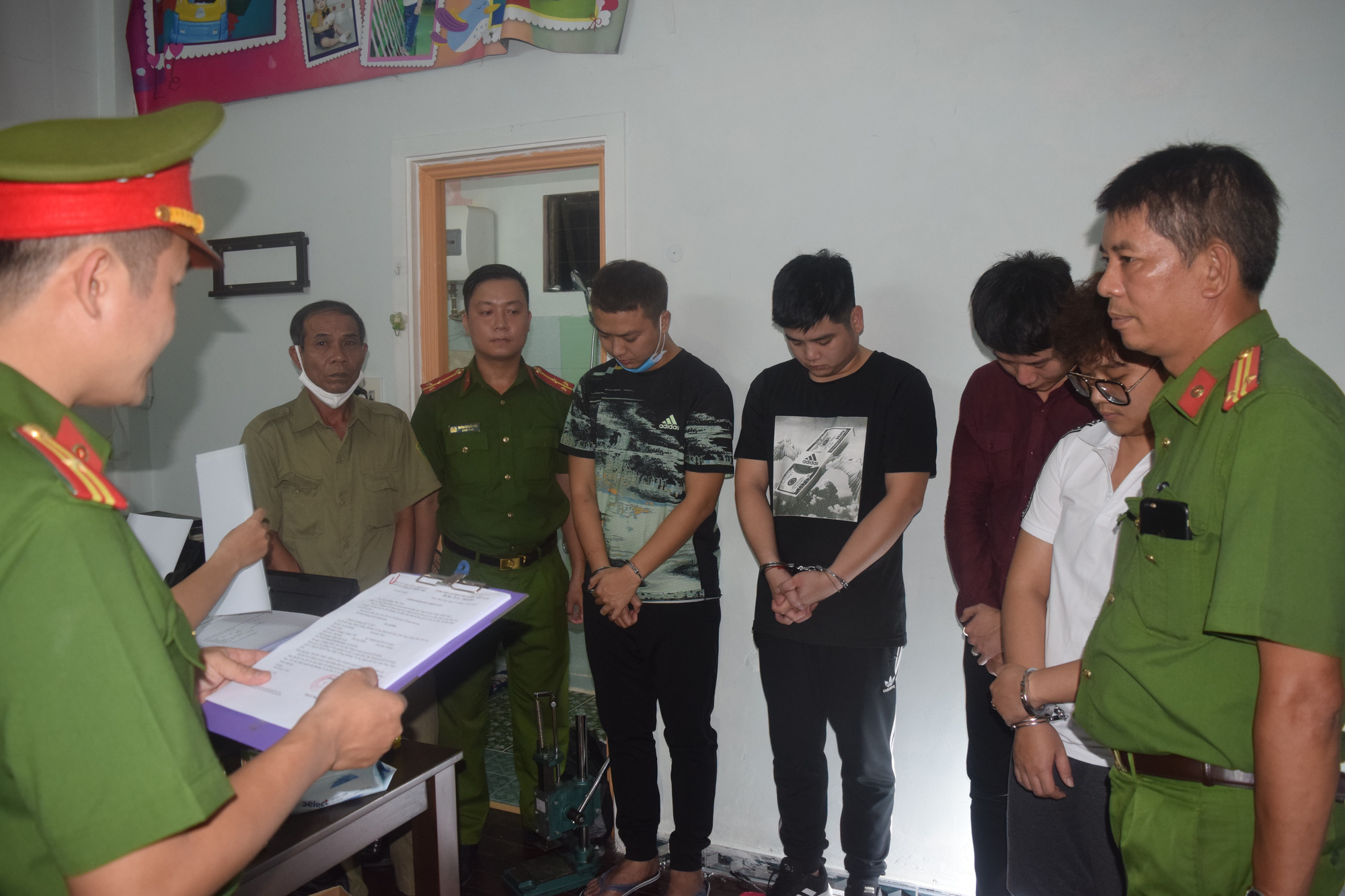 "Sản xuất" gần 200 văn bằng giả chỉ trong 5 ngày