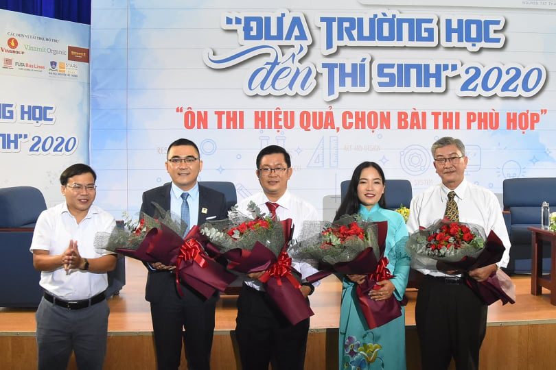 Trực tuyến Đưa trường học đến thí sinh: Ôn thi hiệu quả, chọn bài thi phù hợp