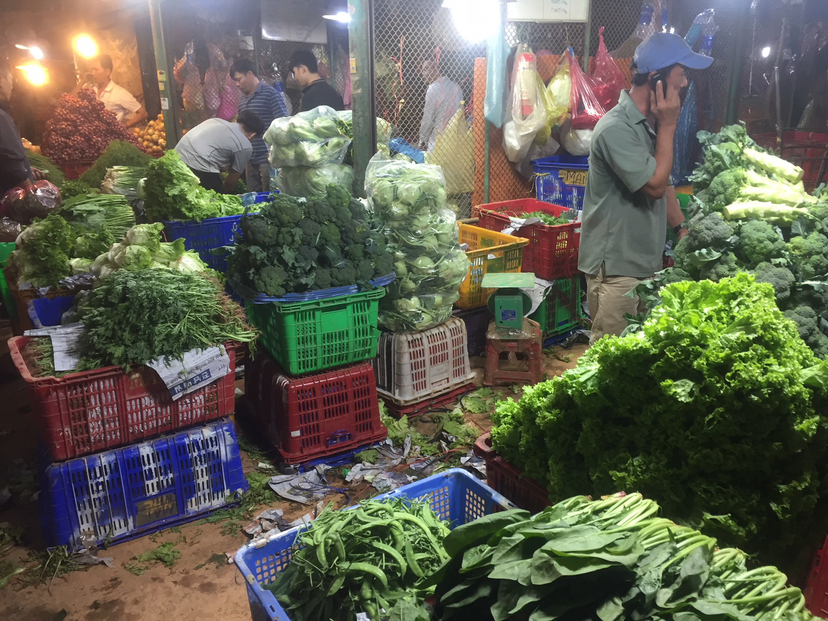 B&agrave; nội trợ m&eacute;o mặt v&igrave; nhiều loại rau củ quả tăng gi&aacute; gần gấp đ&ocirc;i - Ảnh 1.