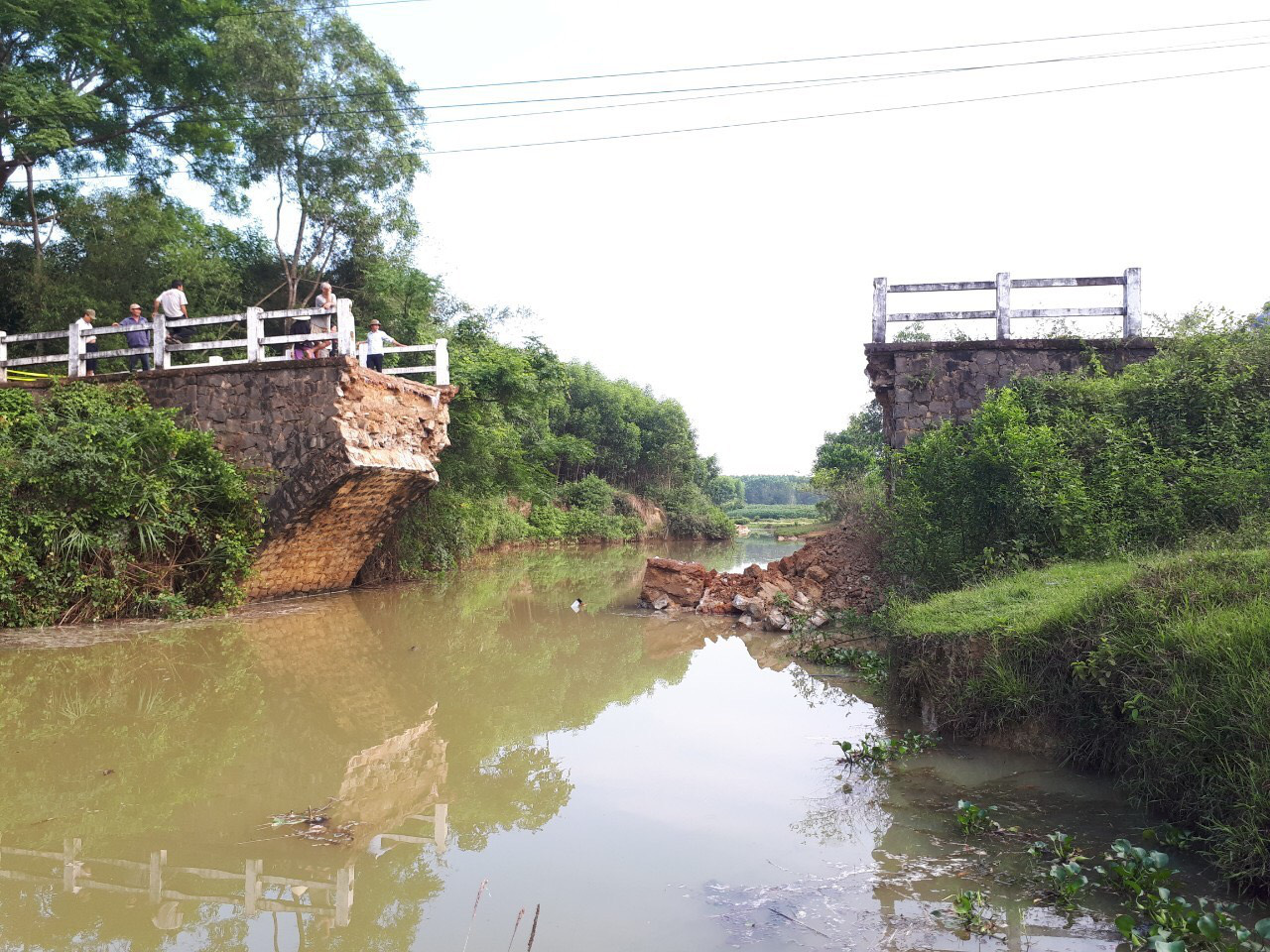 Quảng Trị: Sập cầu độc đạo trong đ&ecirc;m, h&agrave;ng trăm người d&acirc;n lưu th&ocirc;ng trắc trở - Ảnh 1.