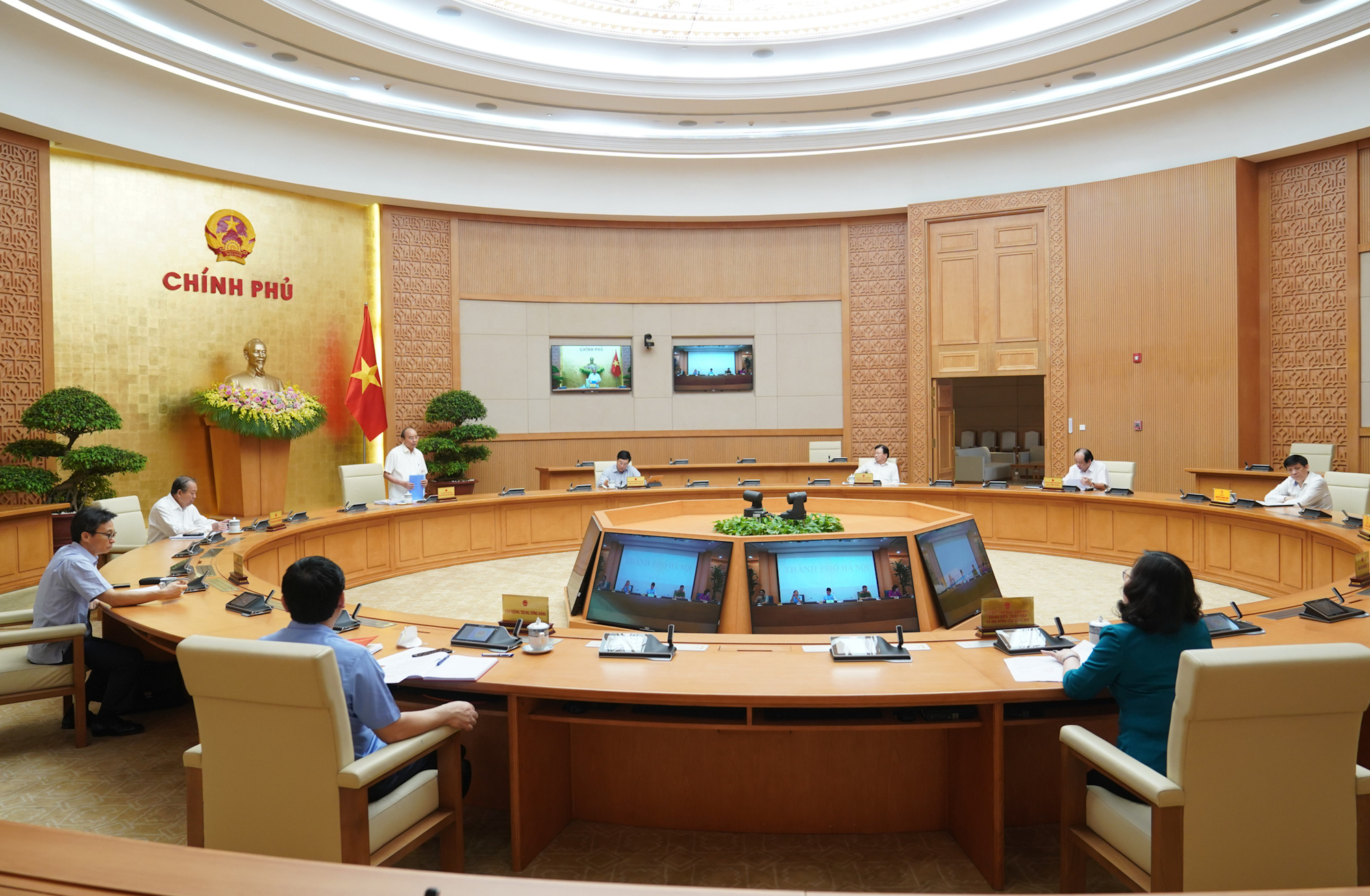 Thủ tướng: Vào lớp vừa đội mũ bảo hộ, vừa đeo khẩu trang thì sao học được - Ảnh 2.