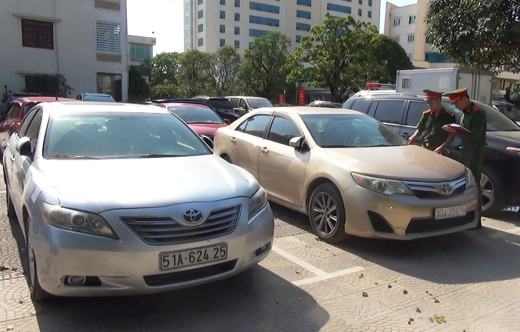 Phá đường dây nhập lậu xe sang Lexus 570, Range Rover, Mercedes từ Lào về nước