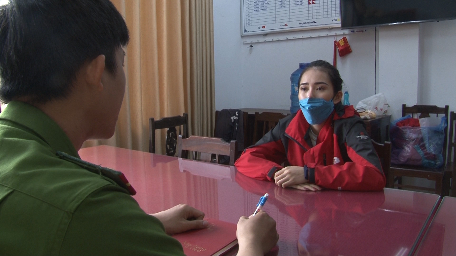 Bắt cô gái tàng trữ hàng chục gói ny - lông đựng ma túy