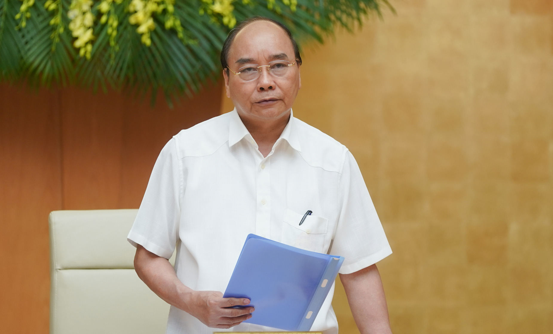 Thủ tướng: Vào lớp vừa đội mũ bảo hộ, vừa đeo khẩu trang thì sao học được