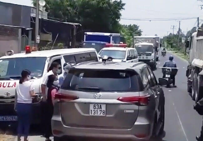 Phạt 4 triệu đồng, tước giấy phép lái xe tài xế cản trở xe cứu thương