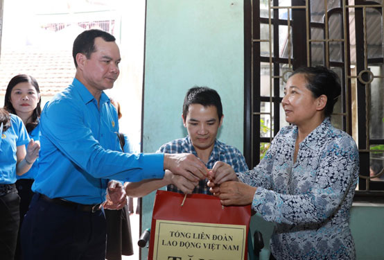 Bảo đảm việc làm, an toàn cho người lao động - Ảnh 1.