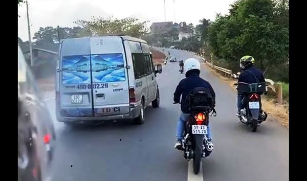 Triệu tập 3 phượt thủ rượt đuổi, ném đá xe khách trên Quốc lộ 20 - Ảnh 3.