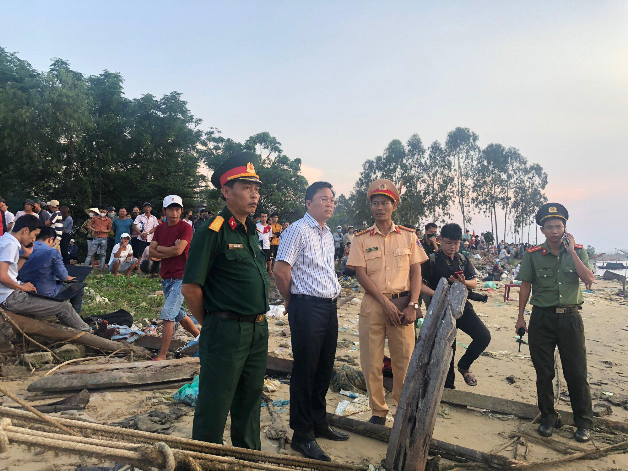 Vụ lật thuyền 5 người mất t&iacute;ch: B&iacute; thư, chủ tịch Quảng Nam tới hiện trường - Ảnh 11.